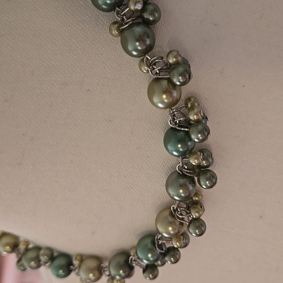 Chic Green Faux Pearl Cluster Statement Necklace - Picture 10 of 11